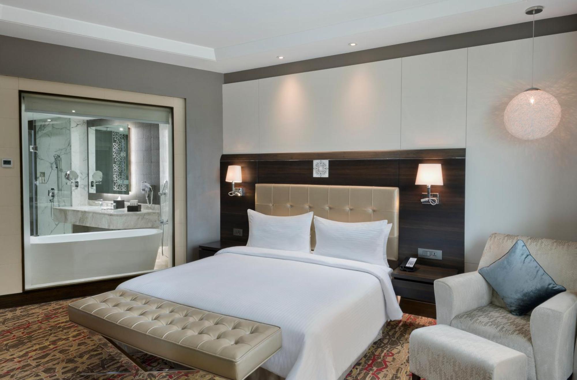 Hotel Taj & Convention Centre, 5*