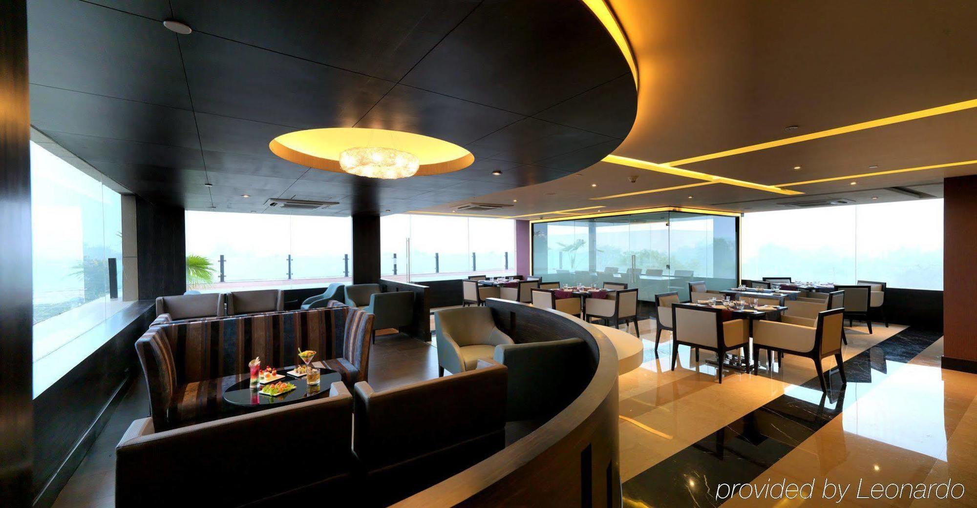 Taj & Convention Centre, 5*