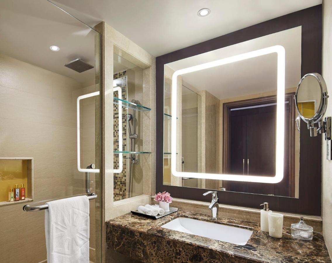 Hotel Taj & Convention Centre, 5*